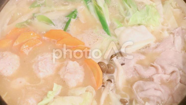 冬の定番料理、つみれの鍋 鍋,つみれ,にんじんの写真素材