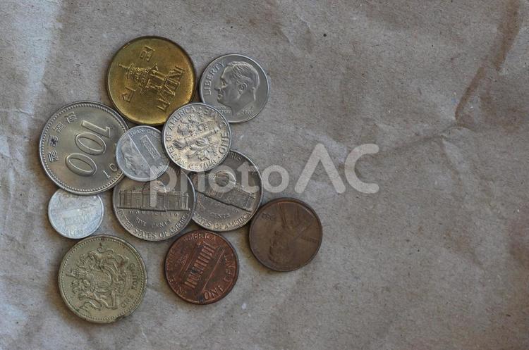 外国のコイン11個と模造紙背景－左より 硬貨,通貨,外貨の写真素材