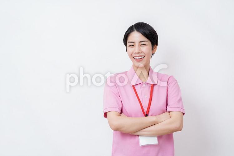 腕組みをしている介護士の女性。 腕組み,介護,介護士の写真素材