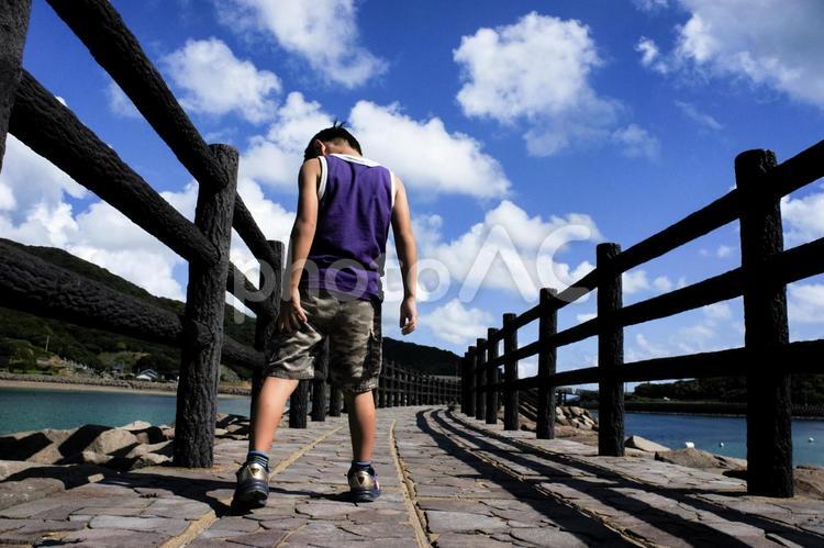 ＜素材＞海辺の遊歩道を散歩する男の子 子供,海,空の写真素材