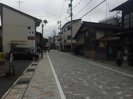 朝の雨上がりの高山駅の駅前中央通りと街並 朝の雨上がりの高山駅の駅前中央通りと街並の写真