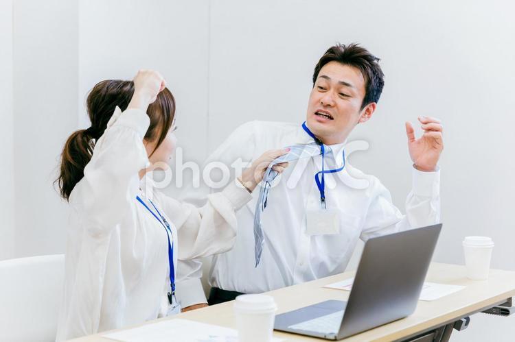 会社で上司に殴りかかる女性（ヒステリー） 殴る,ヒステリー,暴力の写真素材