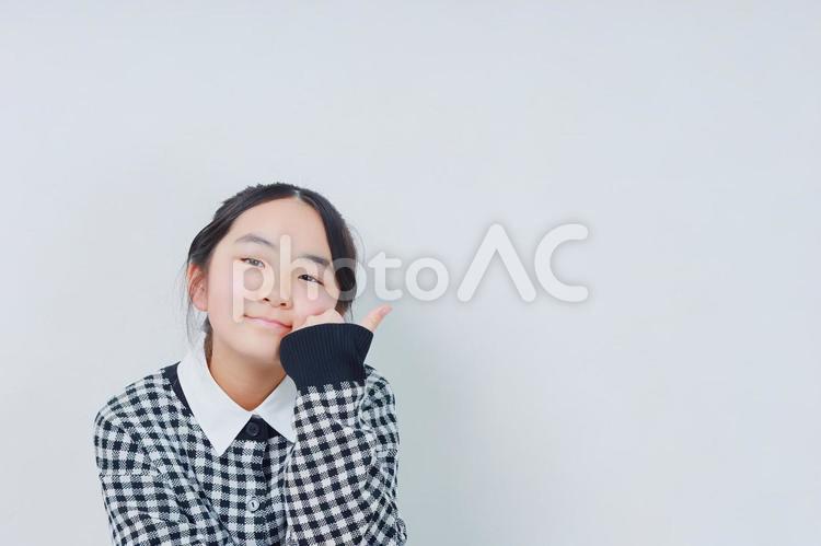 顔の前でグッドのポーズをする女の子 女性,小学生,少女の写真素材