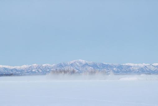気嵐と日高山脈 気嵐と日高山脈 冬の日高山脈,日高山脈,山の写真素材