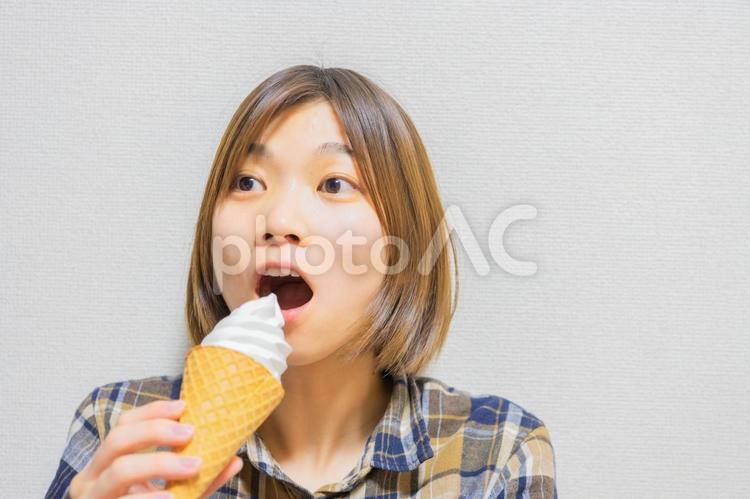 甘いソフトクリームを食べる女の子 ソフトクリーム,アイス,デザートの写真素材