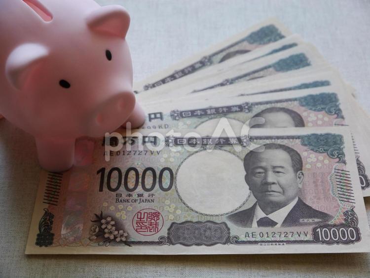 新札一万円札と豚の貯金箱（６） 家計,物価高,経済の写真素材