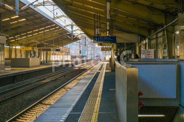 京急本線立会川駅のホーム 駅,電車,駅のホームの写真素材
