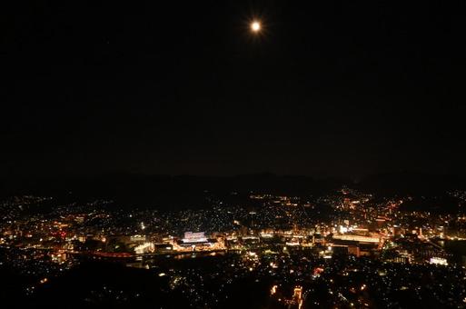 月と夜景 月と夜景の写真