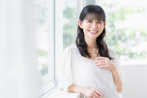 リビングでスキンケアをするミドルの女性 ビューティー,スキンケア,女性の写真素材