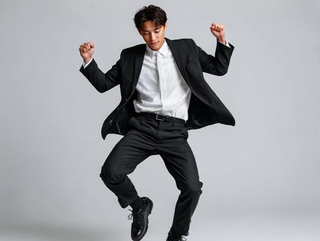 ポーズを決める若い男性ビジネスマン ポーズを決める若い男性ビジネスマンの写真