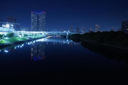 深夜の有明北橋から東雲運河と豊洲市場 深夜の有明北橋から東雲運河と豊洲市場 深夜,夜,夜空の写真素材