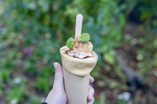 手に持ったコーヒークレープ クレープ,コーヒー,アイスの写真素材