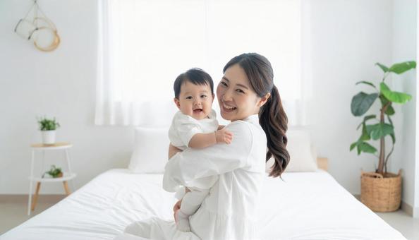 赤ちゃんを抱っこする日本人お母さん 赤ちゃんを抱っこする日本人お母さんの写真
