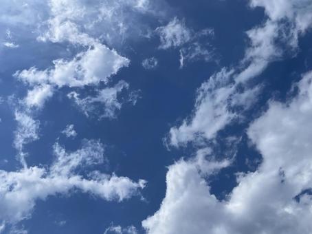 空に雲 空に雲の写真
