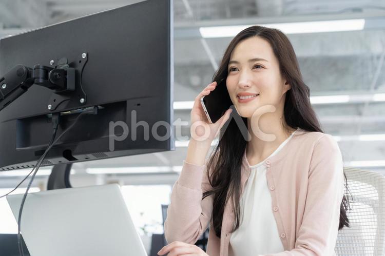 オフィスカジュアルの若い女性エンジニア ビジネス,オフィス,エンジニアの写真素材