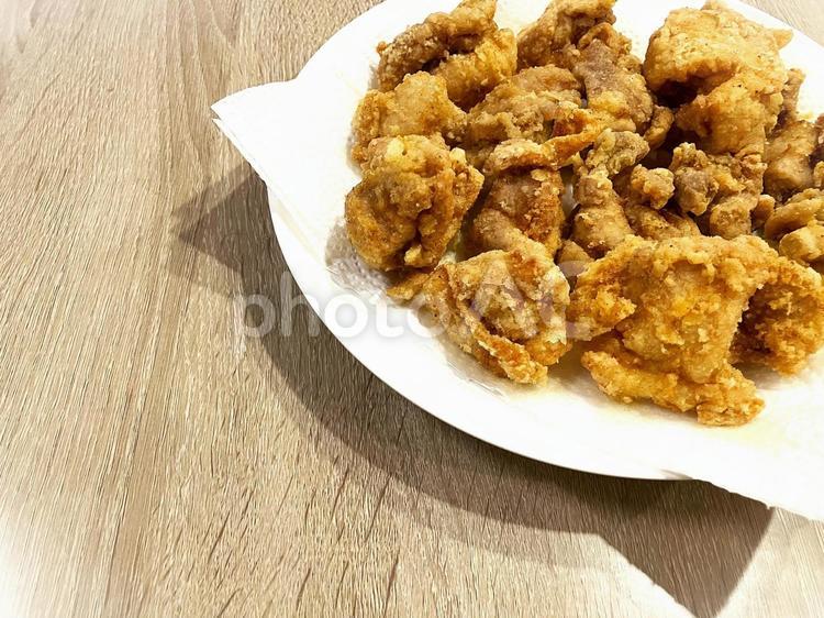 揚げたての唐揚げ 唐揚げ,揚げたての唐揚げ,鶏の唐揚げの写真素材