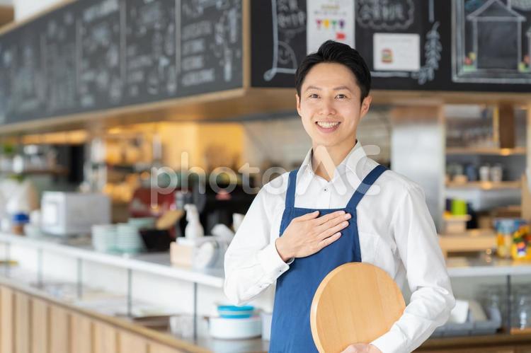 カフェで働く男性の店員 カフェ,店員,スタッフの写真素材