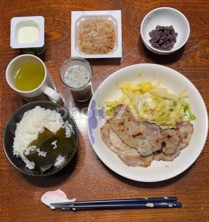 ご飯と玉葱麹の豚肉と白菜サラダなどの夕食 夕食,あきたこまち,七分突きの写真素材