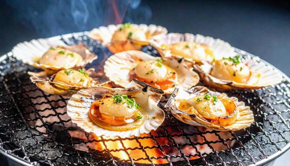 浜焼き 網で焼かれる魚介類 浜焼き 網で焼かれる魚介類の写真