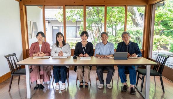 なごやかな雰囲気の大人数ライフスタイル なごやかな雰囲気の大人数ライフスタイルの写真