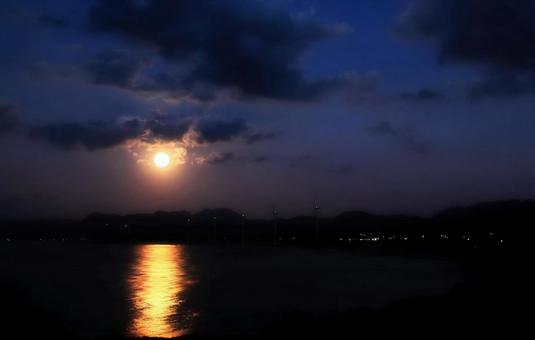 満月・月明り・海面のオレンジロード 満月・月明り・海面のオレンジロード 満月,月明り,夜景の写真素材