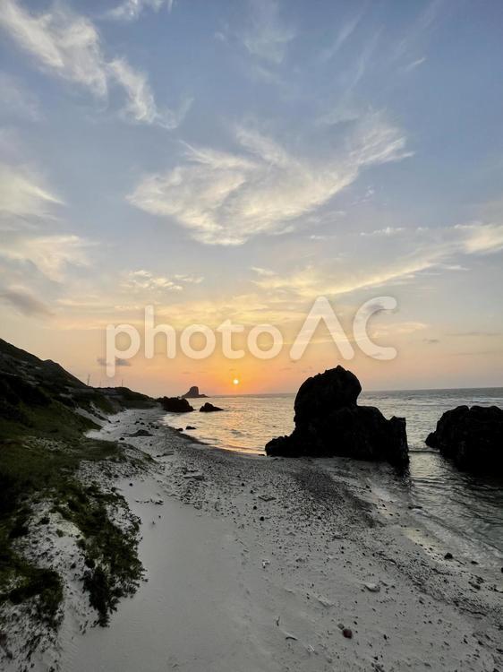夕暮れ 夕焼け,波,夕日の写真素材