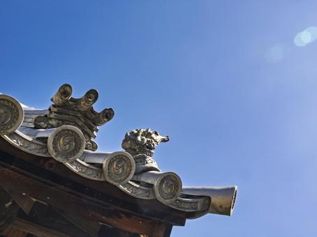 青空に映える和瓦の意匠 青空に映える和瓦の意匠 瓦,鬼瓦,屋根の写真素材