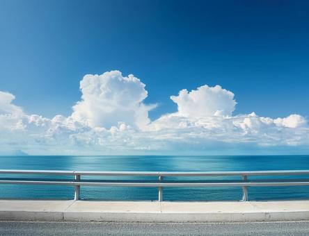 夏の海と青空とガードレール 夏の海と青空とガードレールの写真