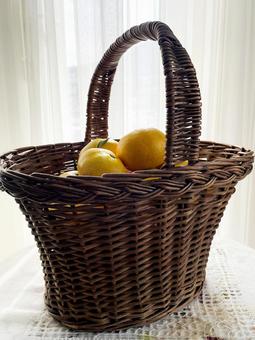 カゴに入ったミカンの写真