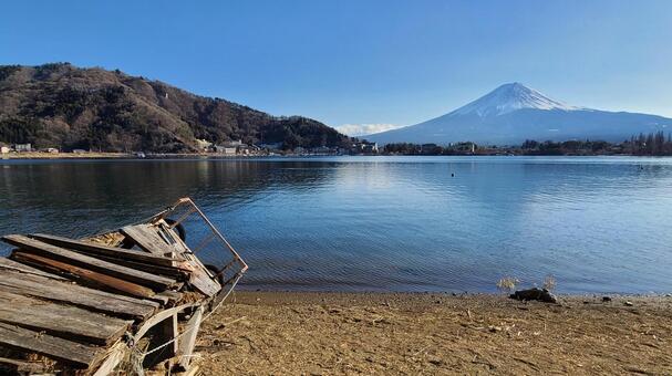 壊れたボートと富士山 富士山,河口湖,湖の写真素材