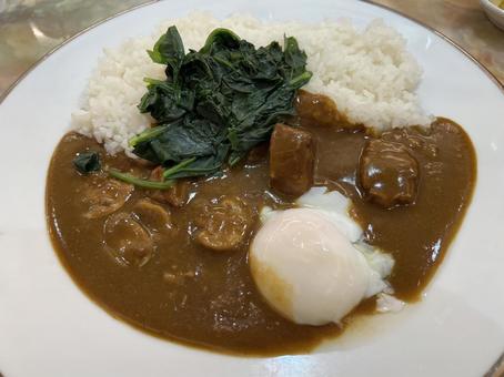 温玉ほうれん草トッピングのビーフカレー 温玉ほうれん草トッピングのビーフカレー カレー,カレーライス,ライスカレーの写真素材