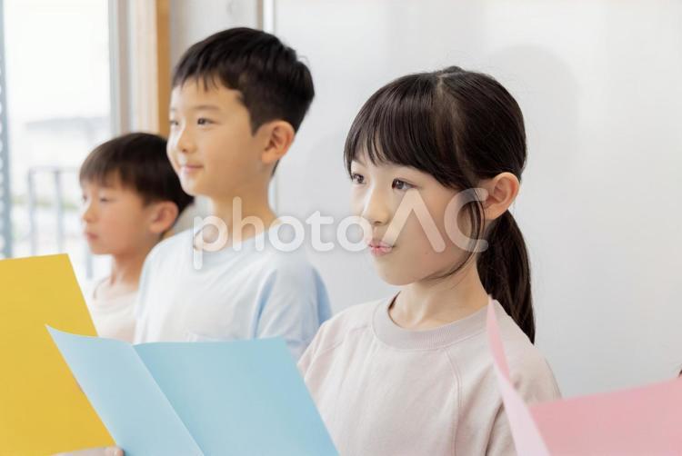 発表をする小学生 小学生,女性,男性の写真素材