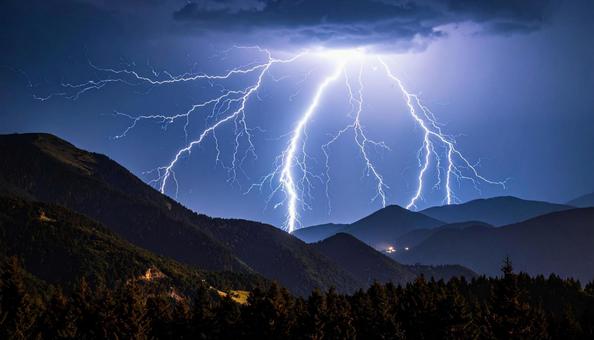 青白い稲光 落雷 山の写真 青白い稲光 落雷 山の写真の写真