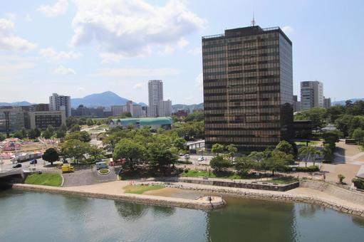 北九州市役所と小倉城、 北九州市役所と小倉城、 北九州市,北九州市役所,小倉北区の写真素材