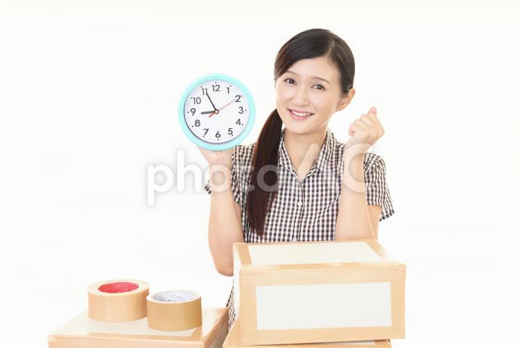 時計を持って荷造りをする女性 女性,主婦,引越しの写真素材
