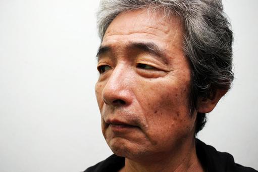 悩むシニア男性 悩むシニア男性 シニア男性,シニア,老人の写真素材