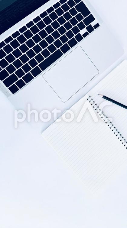 ノートとパソコン　文字なしキーボード ビジネスイメージ,デスクワーク,ワークスペースの写真素材