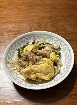 豚肉と玉子の野菜炒めに刻み大葉の取り皿 豚肉,ふわふわ,玉子の写真素材