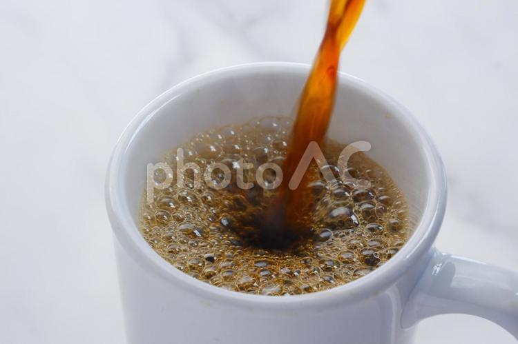 淹れたてのコーヒーをマグカップに注ぐ コーヒー,ブラック,blackの写真素材