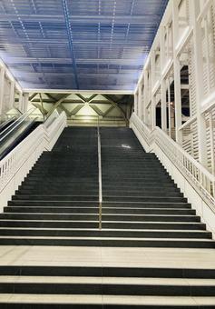 階段 階段 駅,ホーム,電車の写真素材