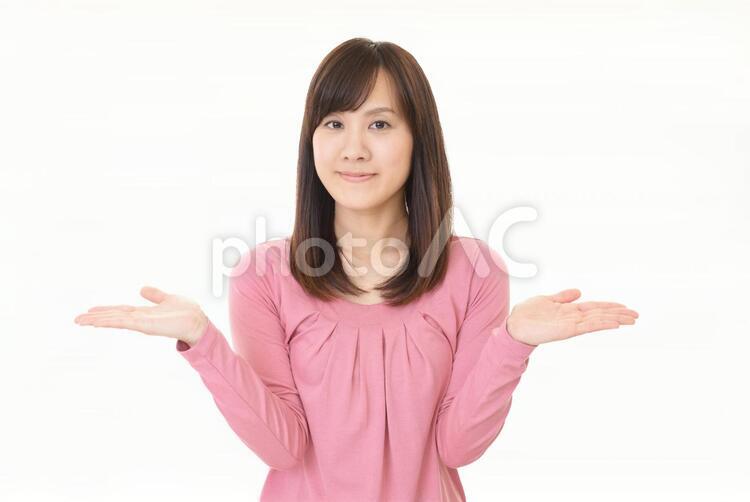 掌を見せる笑顔の女性 女性,女,笑顔の写真素材