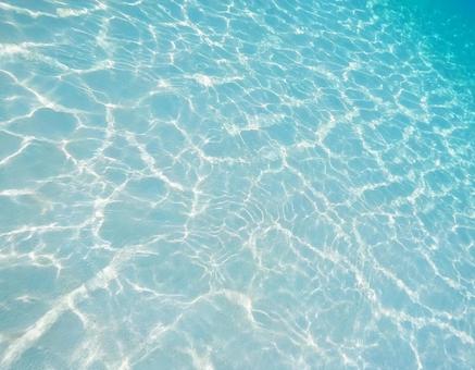 透明感のある綺麗な海 透明感のある綺麗な海の写真