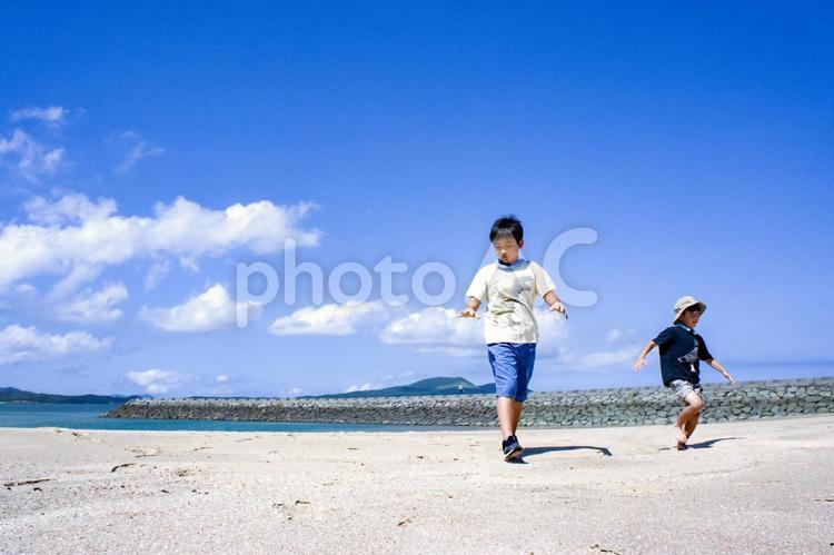 ＜素材＞夏の砂浜を元気に駆け回る兄弟 子供,男性,人物の写真素材
