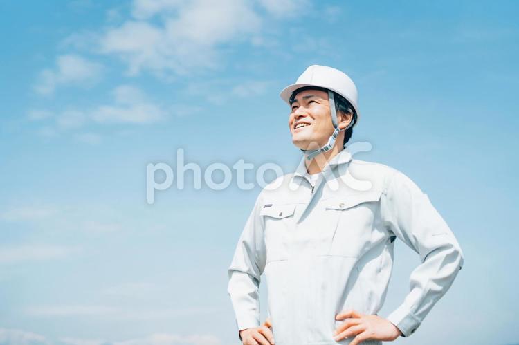 青空と作業服を着た男性 作業員,作業服,工事の写真素材