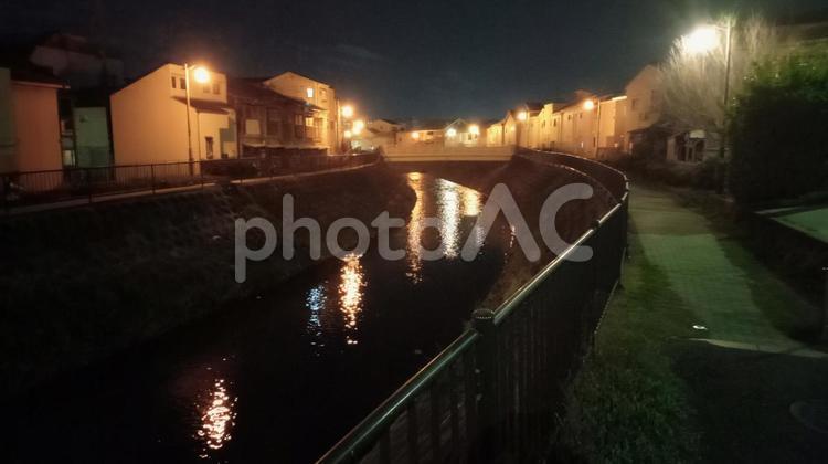 夜の住宅街と川4 風景,街,暗いの写真素材