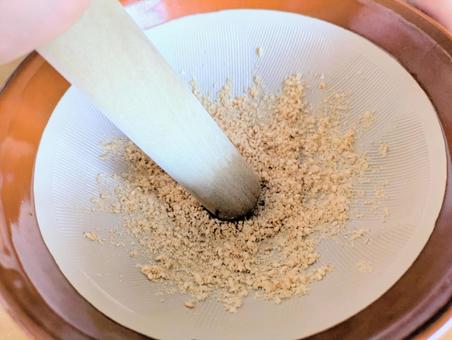日本の食卓:ゴマをする 日本の食卓:ゴマをする ゴマ,すり鉢,すりこぎの写真素材