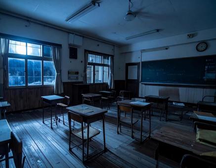廃校の夜の教室の写真