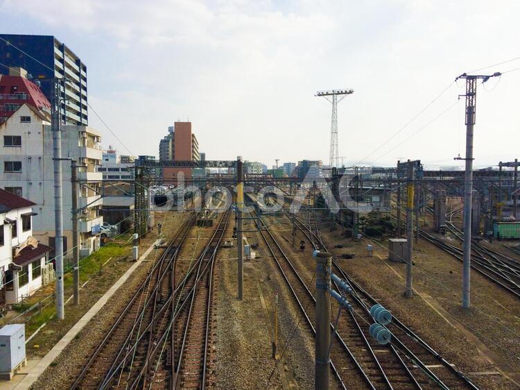駅と線路と街並み 駅,線路,街の写真素材