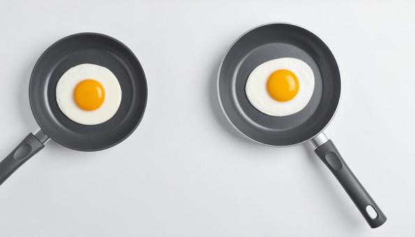 フライパンの中の目玉焼き フライパンの中の目玉焼きの写真