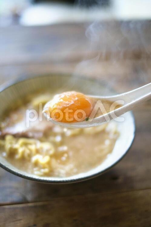 おうちで豚骨ラーメンを食べる ラーメン,豚骨ラーメン,麺の写真素材